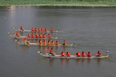 LUANNAN COUNTY - 9 Ağustos: Ejder teknesi yarışı sahnesi 9 Ağustos 2014, Luannan County, Hebei Eyaleti, Çin