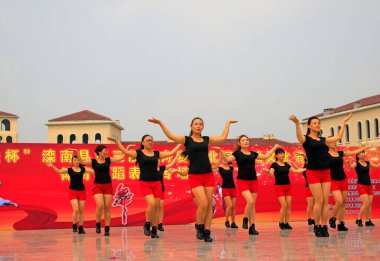 LUANNAN COUNTY - 10 AĞUSTOS: Açık havada fitness dansı gösterileri, 10 Ağustos 2014, Luannan County, Hebei Eyaleti, Çin
