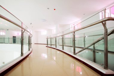 Cam perde duvarı ve paslanmaz çelik parmaklık, fotoğrafın yakın çekimi.