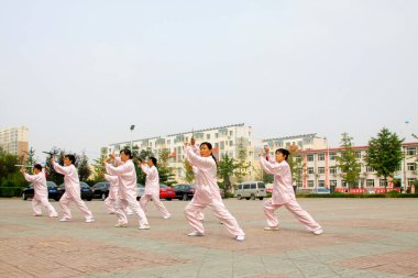 LUANNAN COUNTY - 20 Eylül 2014 'te bir meydanda yaşlı kadın eskrim performansı, Luannan County, Hebei Eyaleti, Çin