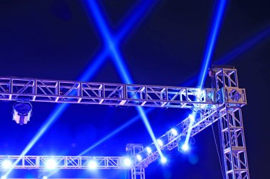 Sahne aydınlatma etkisi karanlıkta 