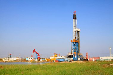 CAOFEIDIAN - 27 Eylül: JiDong petrol sahasında dengeli ışın pompalama ünitesi, 27 Eylül 2014, Caofeidian City, Hebei, Çin.