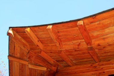 Parktaki ahşap bina, fotoğrafa yakın çekim.