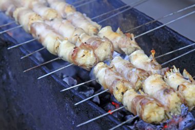 Restoranda ızgara şiş kebap, yakın plan fotoğraf.