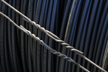 İnşaat alanındaki çelik çubuk, fotoğrafa yakın çekim.