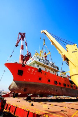 TIANJIN PORT - 23 Mart 2015 'te, Tianjin limanı, Tianjin, Çin' de büyük bir kargo gemisiyle 7..