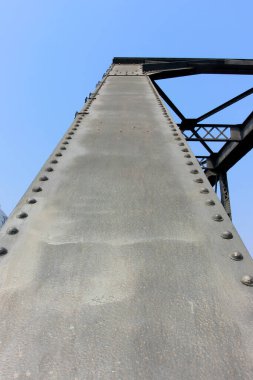 Köprü çelik plakası, fotoğrafa yakın çekim.