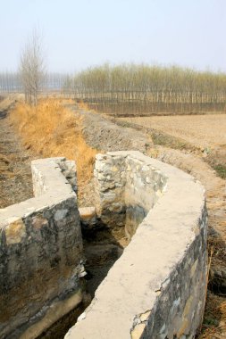 Eski kırsal su koruma mühendisliği inşaatı, fotoğrafların kapatılması.