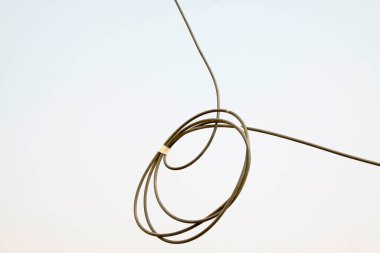 Gökyüzünde elektrik teli, fotoğrafa yakın çekim