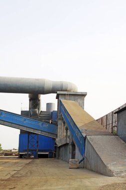 Çelik fabrikasında ekipman ve borular, fotoğrafa yakın çekim.