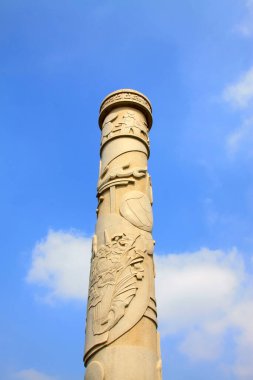 Gökyüzünde totem direkleri, fotoğrafa yakın çekim