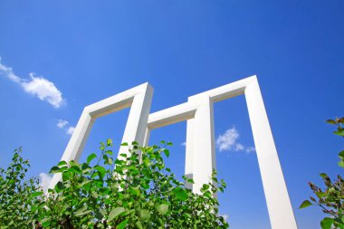 Parkta büyük heykeller, fotoğraflara yakın çekim.