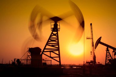 Jidong petrol sahasında dengeli ışın pompalama ünitesi günbatımı manzarası, Hebei Eyaleti, Çin