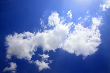 Mavi gökyüzü ve beyaz bulutlar güneşli, fotoğrafın yakın çekimi