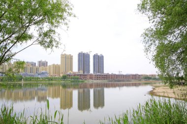 Şehir inşaat manzarası, fotoğrafa yakın çekim.