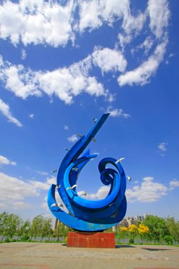 Luannan İlçesi - 19 Mayıs 2015 'te bir parkta mavi metal heykel, Luannan Bölgesi, Hebei Bölgesi, Çin