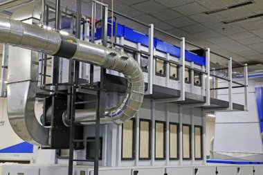 Fabrikada paslanmaz çelik boru, fotoğrafa yakın çekim.