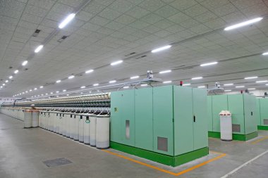 Fabrikada dönen makine parçaları, fotoğrafa yakın çekim.