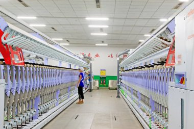 Luannan - 31 Mayıs 2015 'te üretim atölyesinde dönen işçiler, Luannan County, Hebei, Çin