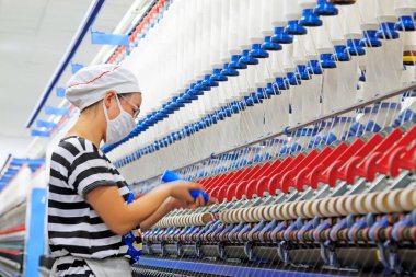 Luannan - 31 Mayıs 2015 'te üretim atölyesinde dönen işçiler, Luannan County, Hebei, Çin