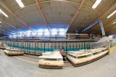 Luannan - 31 Mayıs 2015 'te seramik şirketinde Sintering atölye üretim hattı görüntüsü, Luannan County, Hebei, Çin