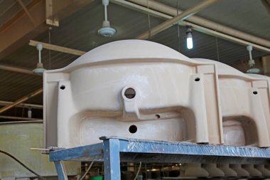 Seramik yarı bitmiş ürünler üretim hattında, bir fabrikada.