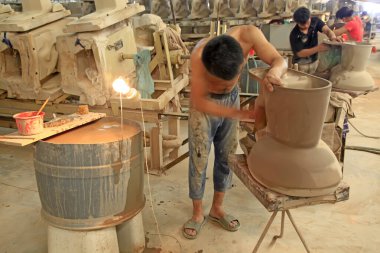 Luannan - 31 Mayıs 2015 'te seramik porselen vücut üretim atölyesinde çalışan işçiler, Luannan County, Hebei, Çin