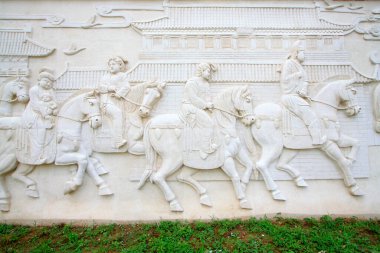 Parkta taş oymacılığı işe yarıyor.