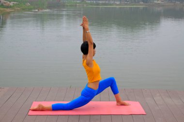 Luannan County - 25 Temmuz 2015 'te parkta yoga egzersizi yapan bir kadın, Luannan County, Hebei, Çin