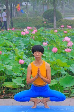 Luannan County - 25 Temmuz 2015 'te parkta yoga egzersizi yapan bir kadın, Luannan County, Hebei, Çin