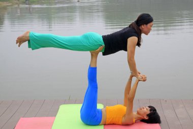 Luannan County - 25 Temmuz 2015 'te parkta yoga egzersizi yapan iki kadın, Luannan County, Hebei Eyaleti, Çin