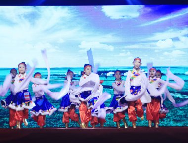 Luannan - 8 Ağustos 2015 'te tiyatroda genç bir dans gösterisi, Luannan County, Hebei, Çin