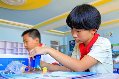 Luannan County - 25 Eylül 2015: İlkokul öğrencileri el yapımı işler yapıyor, Luannan County, Hebei Eyaleti, Çin, 25 Eylül 2015