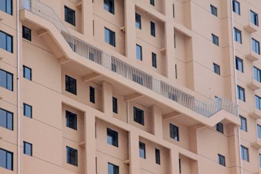 Yüksek binalar ve merdivenler