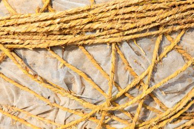 Plastiğin etrafına sarılmış ip.