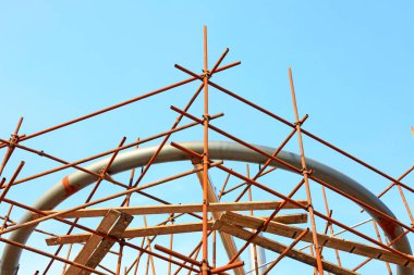 İnşaat alanındaki çelik boru iskelesi, fotoğrafa yakın çekim.