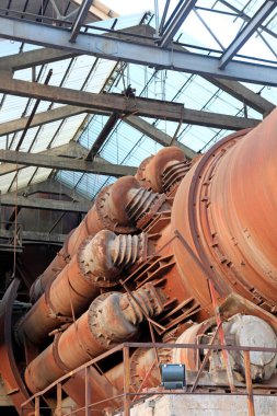 Boş çimento fabrikası fırın makineleri, fotoğrafa yakın çekim.