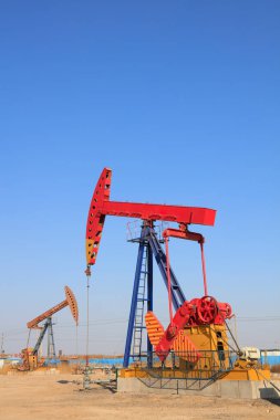 Vahşi doğada mavi gökyüzünün altında pompalama ünitesi