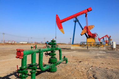 Petrol boru hattı ve pompalama ünitesi, fotoğrafa yakın çekim