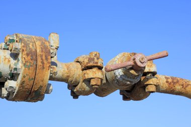 Petrol boru hattı ve kontrol tekeri, fotoğrafın kapanışı.