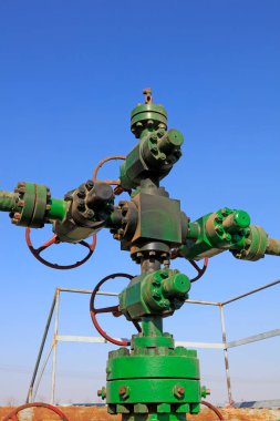 Petrol boru hattı kontrol tekerleği mavi gökyüzünün altında, yakın çekim