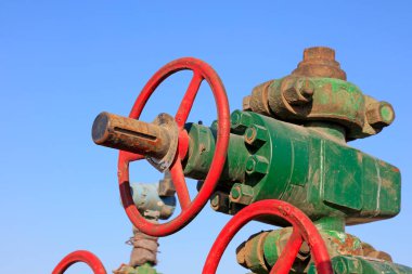 Petrol boru hattı kontrol tekerleği mavi gökyüzünün altında, yakın çekim