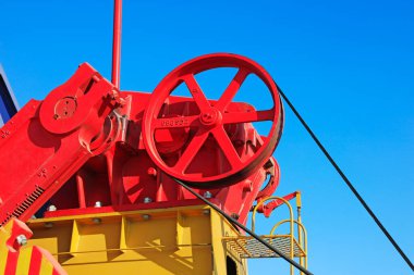 Petrol makinelerinin tekerlekleri mavi gökyüzünün altında petrolde