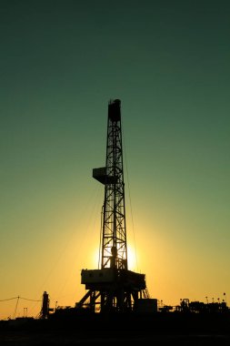 Gün batımında petrol sondaj pisti 