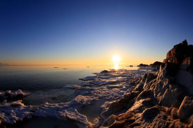Kışın deniz buzu manzarası, fotoğrafa yakın.