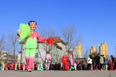 Geleneksel Çin tarzı Yanko halk dansçısı maskesi. Sokakta, Luannan County, Hebei Eyaleti, Çin