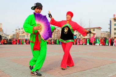 Luannan İlçesi - 19 Şubat: Çin geleneksel Yanko halk dansları gösterisi 19 Şubat 2016 tarihinde, Luannan County, Hebei Eyaleti, Çin