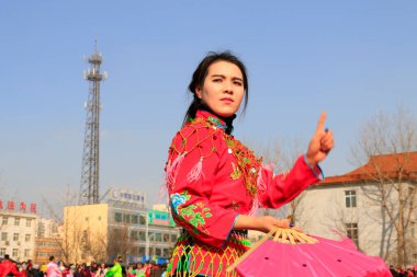 Luannan İlçesi - 19 Şubat: Çin geleneksel Yanko halk dansları gösterisi 19 Şubat 2016 tarihinde, Luannan County, Hebei Eyaleti, Çin