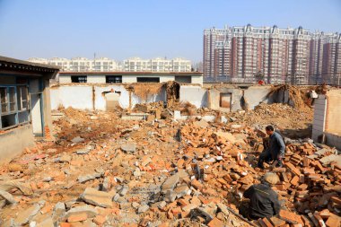 Tangshan City - 14 Mart 2016: İnsanlar Tangshan City, Hebei, Çin 'de yıkılan evleri temizlemekle meşguldü