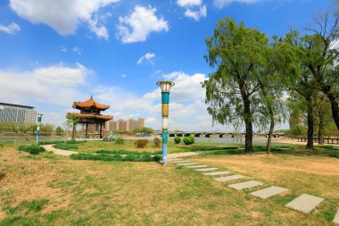 Parkta köşkler ve yeşil ağaçlar